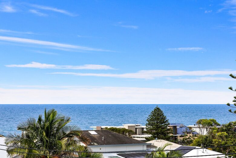 Modern Wamberal Retreat with Elevated Coastal Views - Wamberal, Australia