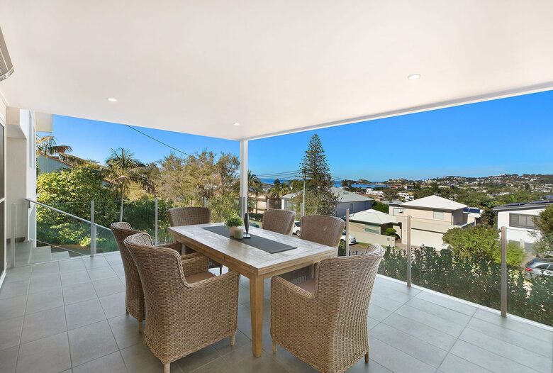Modern Wamberal Retreat with Elevated Coastal Views - Wamberal, Australia