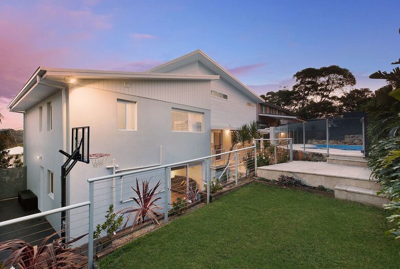 Modern Wamberal Retreat with Elevated Coastal Views - Wamberal, Australia