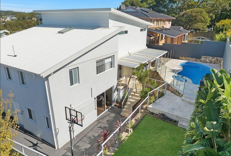 Modern Wamberal Retreat with Elevated Coastal Views - Wamberal, Australia
