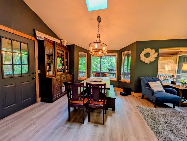 Harstine Island Retreat with Beach Access and Home Theater - Shelton, Washington