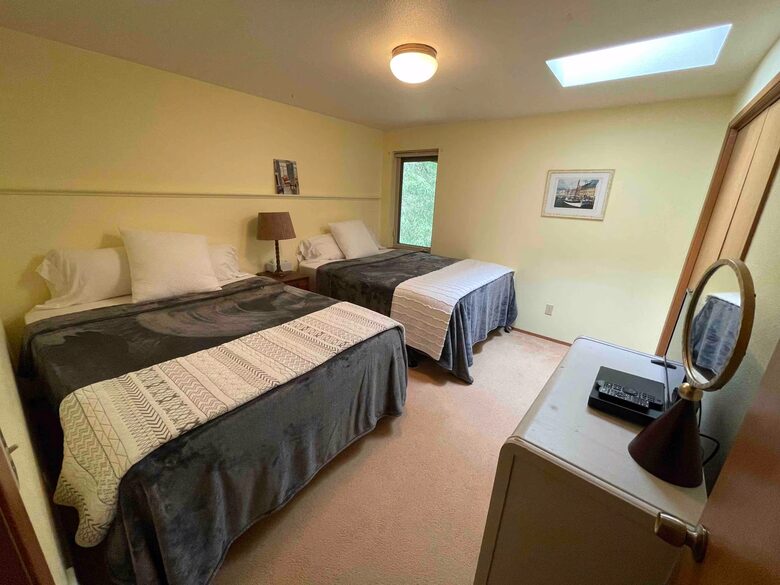 Harstine Island Retreat with Beach Access and Home Theater - Shelton, Washington