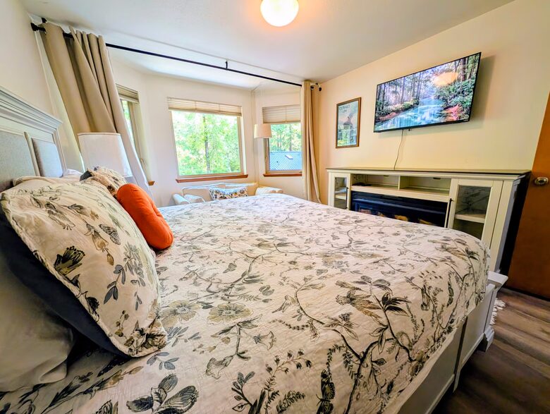 Harstine Island Retreat with Beach Access and Home Theater - Shelton, Washington