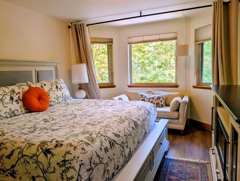 Harstine Island Retreat with Beach Access and Home Theater - Shelton, Washington