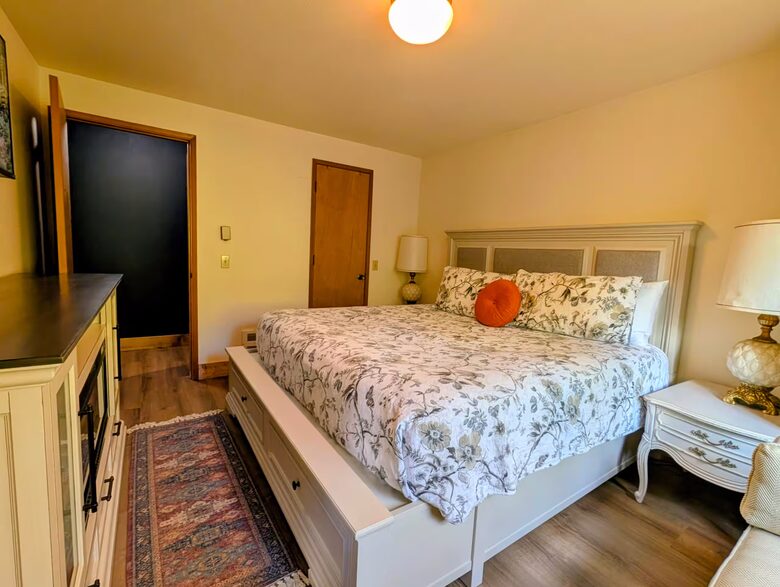 Harstine Island Retreat with Beach Access and Home Theater - Shelton, Washington