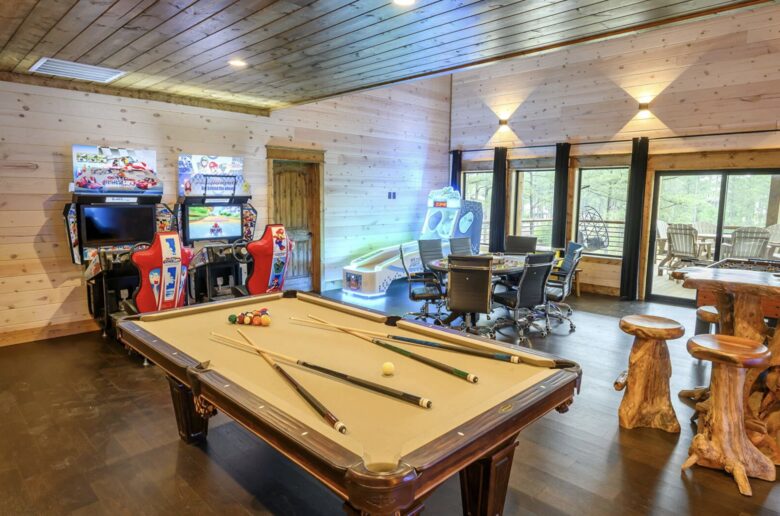 Luxury Broken Bow Lodge with Pool, Hot Tub and Endless Recreation - Broken Bow, Oklahoma