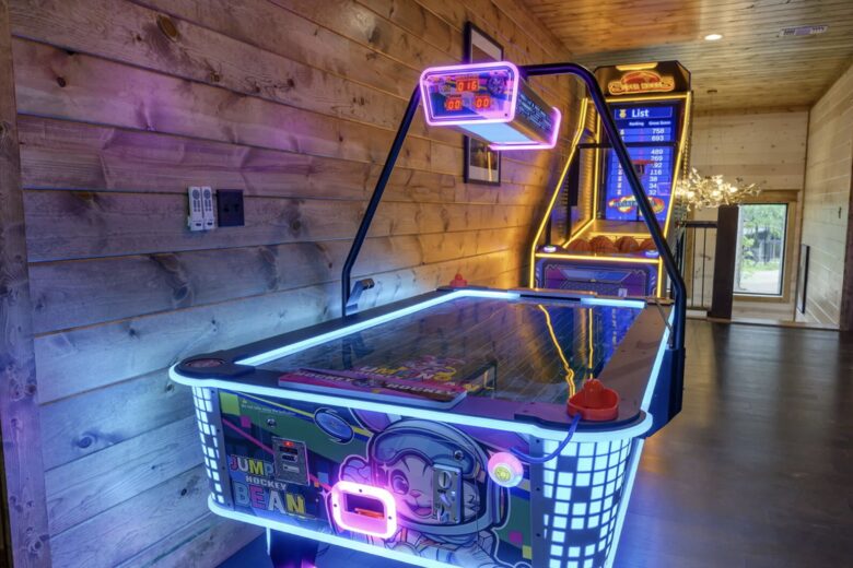 Luxury Broken Bow Lodge with Pool, Hot Tub and Endless Recreation - Broken Bow, Oklahoma