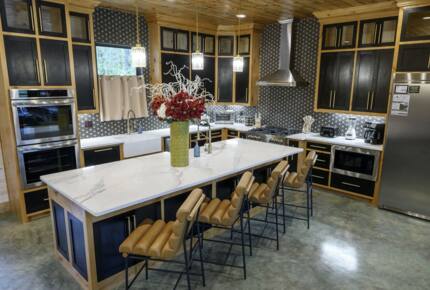 Luxury Broken Bow Lodge with Pool, Hot Tub and Endless Recreation - Broken Bow, Oklahoma
