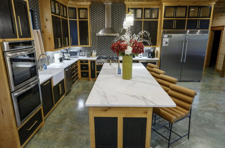 Luxury Broken Bow Lodge with Pool, Hot Tub and Endless Recreation - Broken Bow, Oklahoma