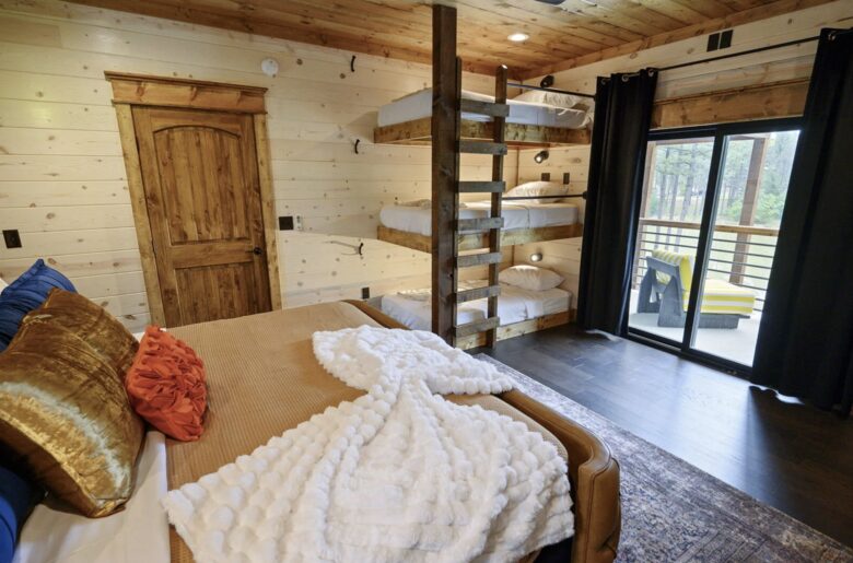 Luxury Broken Bow Lodge with Pool, Hot Tub and Endless Recreation - Broken Bow, Oklahoma