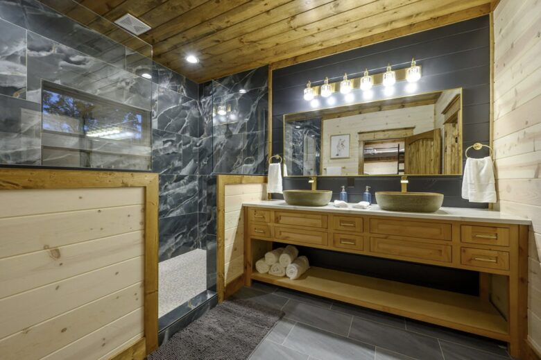 Luxury Broken Bow Lodge with Pool, Hot Tub and Endless Recreation - Broken Bow, Oklahoma