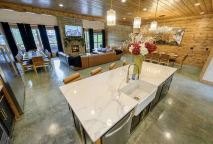 Luxury Broken Bow Lodge with Pool, Hot Tub and Endless Recreation - Broken Bow, Oklahoma