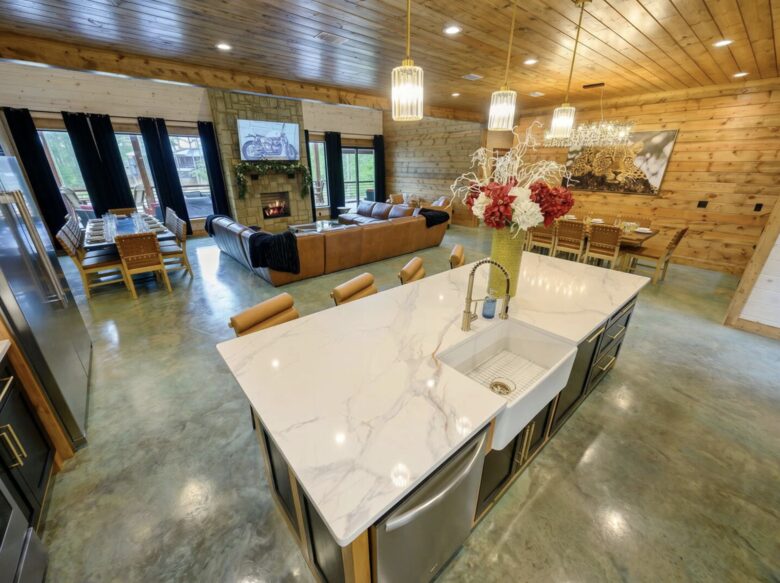 Luxury Broken Bow Lodge with Pool, Hot Tub and Endless Recreation - Broken Bow, Oklahoma