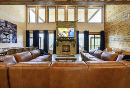 Luxury Broken Bow Lodge with Pool, Hot Tub and Endless Recreation - Broken Bow, Oklahoma