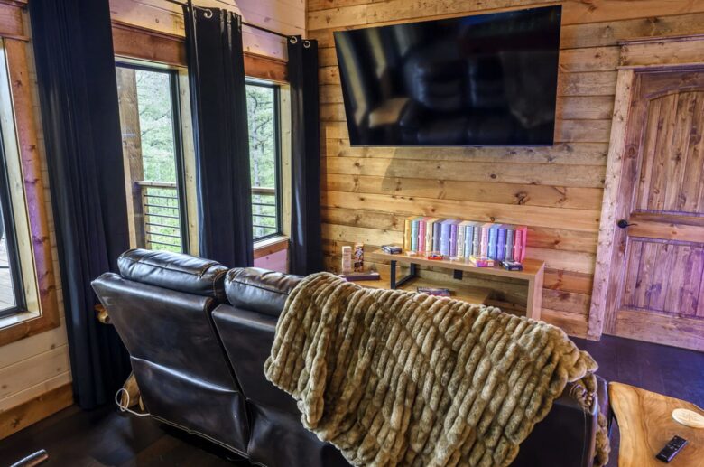 Luxury Broken Bow Lodge with Pool, Hot Tub and Endless Recreation - Broken Bow, Oklahoma