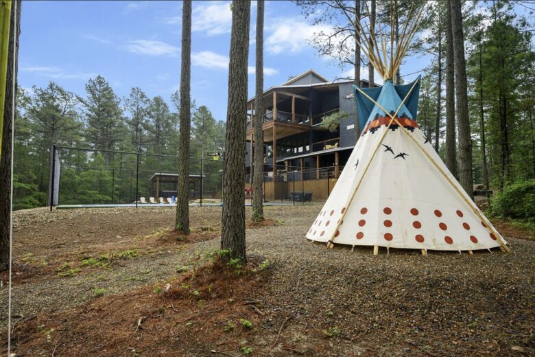 Luxury Broken Bow Lodge with Pool, Hot Tub and Endless Recreation - Broken Bow, Oklahoma