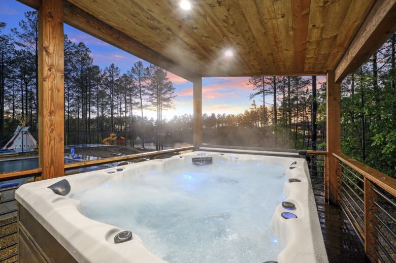 Luxury Broken Bow Lodge with Pool, Hot Tub and Endless Recreation - Broken Bow, Oklahoma
