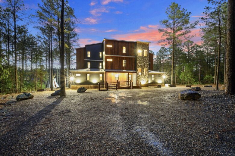 Luxury Broken Bow Lodge with Pool, Hot Tub and Endless Recreation - Broken Bow, Oklahoma