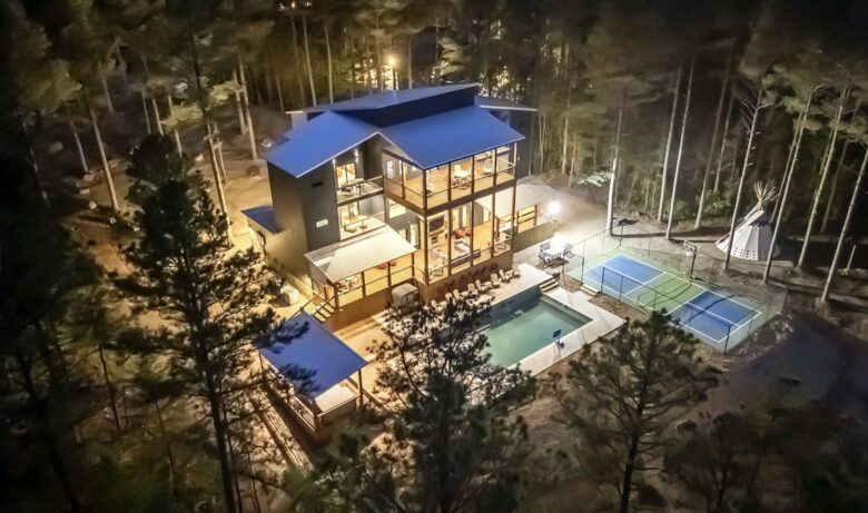 Luxury Broken Bow Lodge with Pool, Hot Tub and Endless Recreation - Broken Bow, Oklahoma