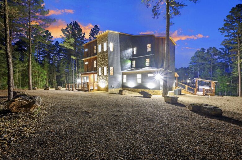 Luxury Broken Bow Lodge with Pool, Hot Tub and Endless Recreation - Broken Bow, Oklahoma