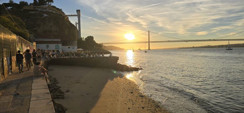 Cacilhas Waterfront Retreat with Tagus River and Lisbon Views - Lisbon, Portugal