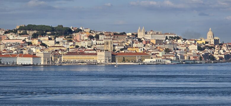 Cacilhas Waterfront Retreat with Tagus River and Lisbon Views - Lisbon, Portugal