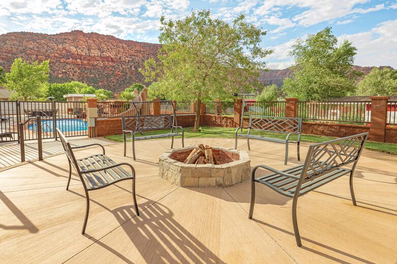 Hildale Group Escape with Pool, Sauna and Private Theater - Hildale, Utah
