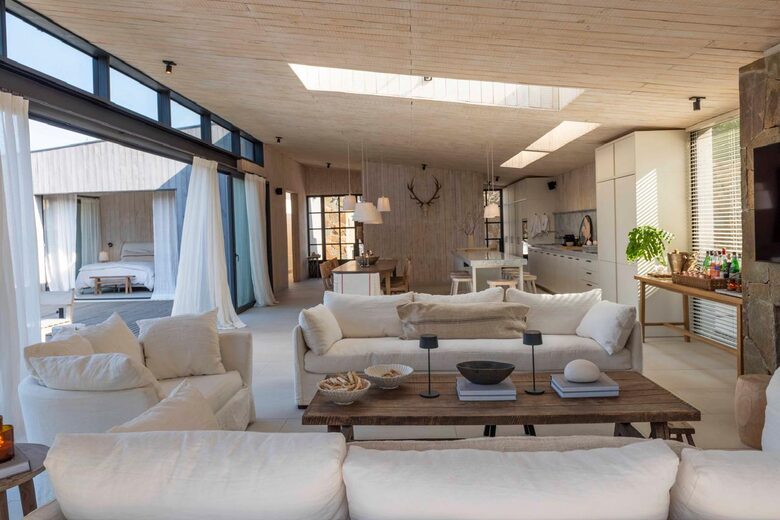 Refined Coastal Home in La Laguna - La Laguna de Puchuncaví, Chile