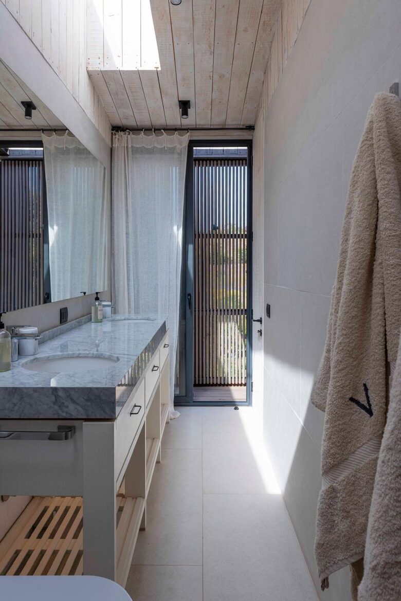 Refined Coastal Home in La Laguna - La Laguna de Puchuncaví, Chile