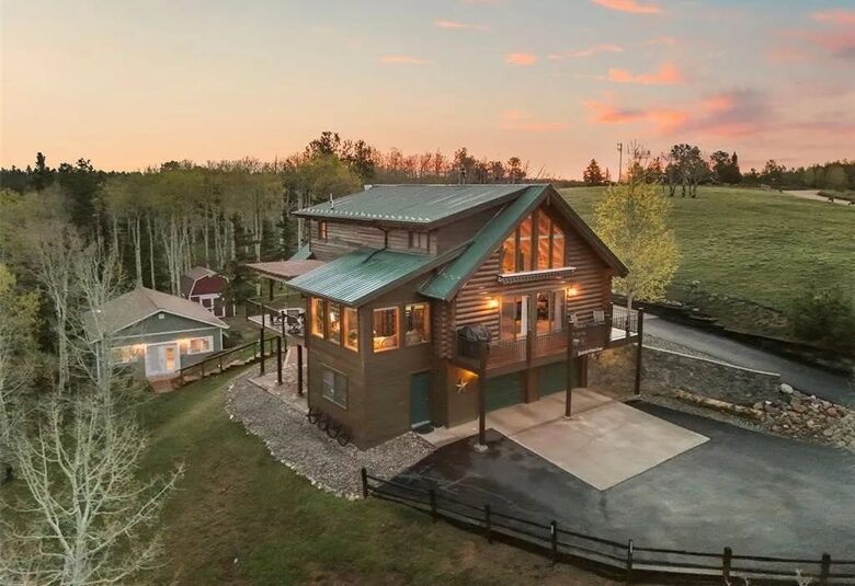 Colorado Mountain Cabin Overlooking Pikes Peak - Woodland Park, Colorado