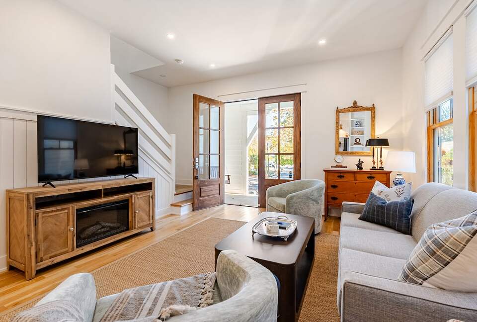 Downtown Fayetteville Cottage with Designer Finishes - Fayetteville, Arkansas