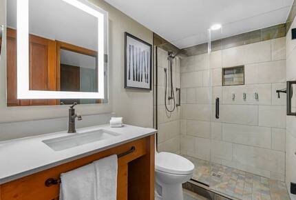 Embarc Whistler 2BR Suite with Fireplace and Balcony - Whistler, Canada