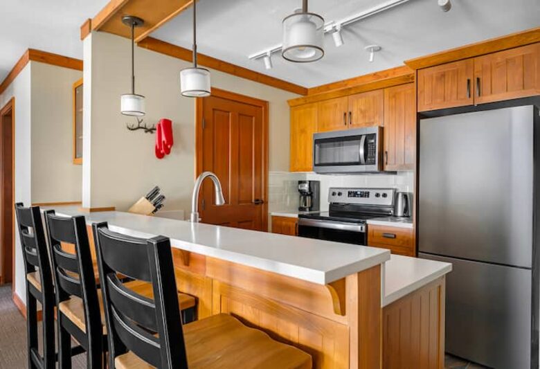 Embarc Whistler 2BR Suite with Fireplace and Balcony - Whistler, Canada
