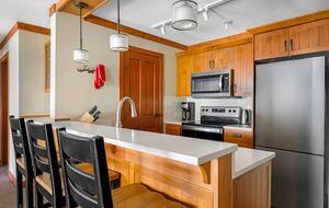 Embarc Whistler 2BR Suite with Fireplace and Balcony - Whistler, Canada