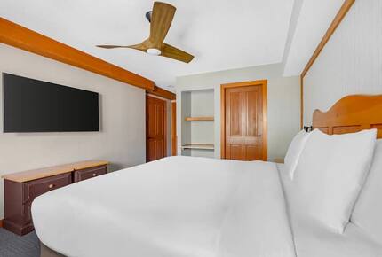 Embarc Whistler 2BR Suite with Fireplace and Balcony - Whistler, Canada