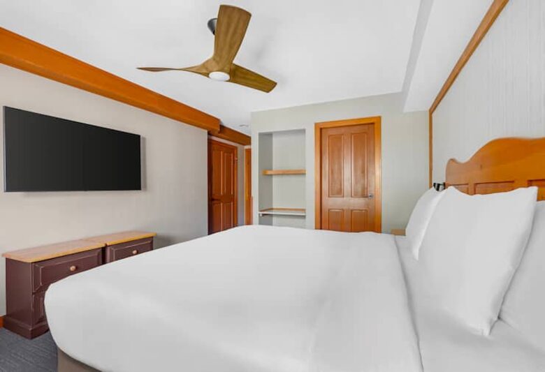 Embarc Whistler 2BR Suite with Fireplace and Balcony - Whistler, Canada
