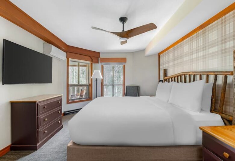 Embarc Whistler 2BR Suite with Fireplace and Balcony - Whistler, Canada