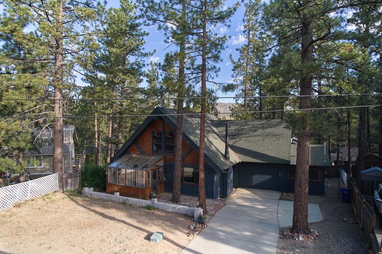 Five-Bedroom Mountain Escape in Big Bear - Big Bear City, California