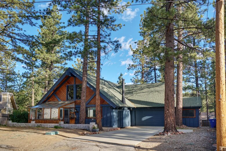 Five-Bedroom Mountain Escape in Big Bear - Big Bear City, California