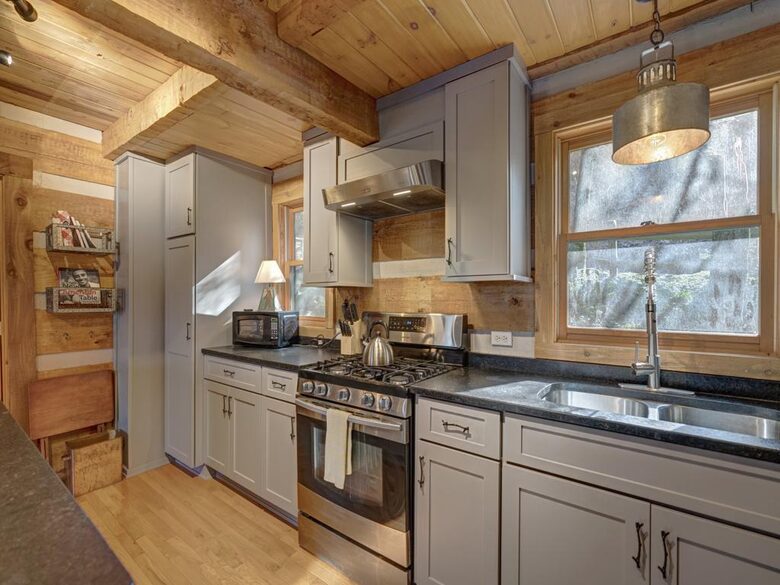 Cozy Log Cabin in the North Carolina Mountains - Zionville, North Carolina