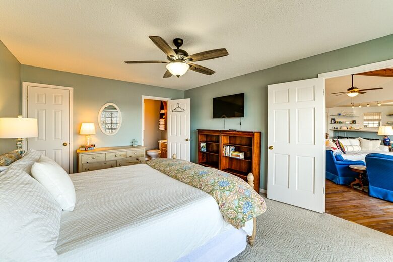 Kentucky Lakefront Retreat with Private Dock and Sunset Views - New Concord, Kentucky