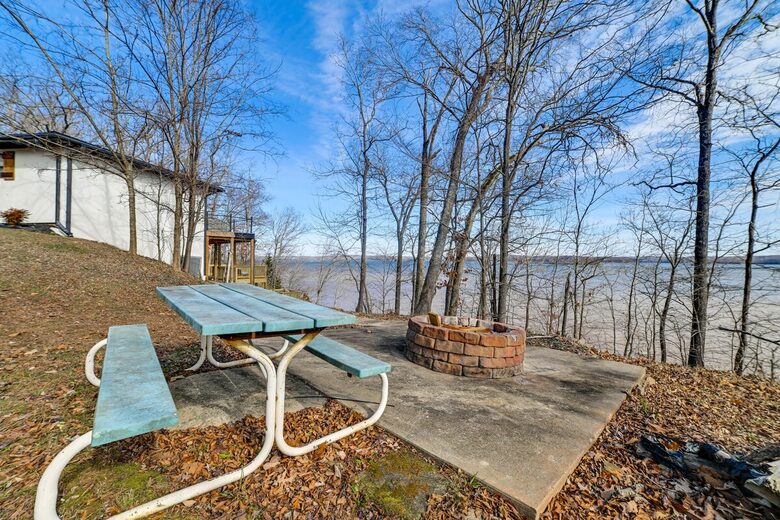 Kentucky Lakefront Retreat with Private Dock and Sunset Views - New Concord, Kentucky