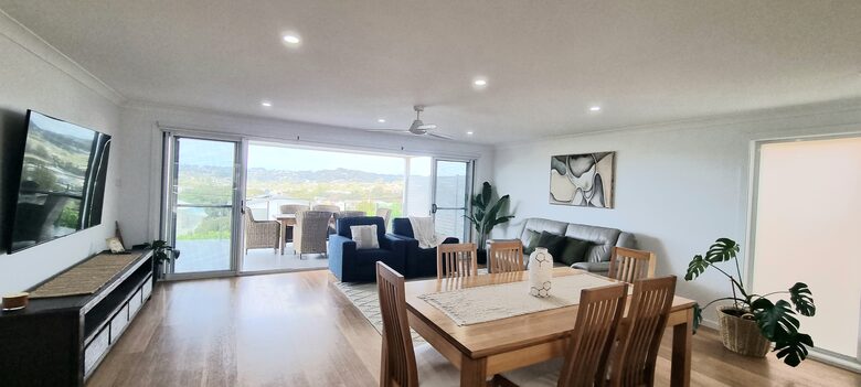 Modern Wamberal Retreat with Elevated Coastal Views - Wamberal, Australia