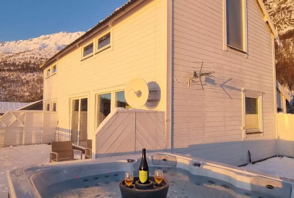 Arctic Lakeview Lodge in Kvænangen - Burfjord, Norway