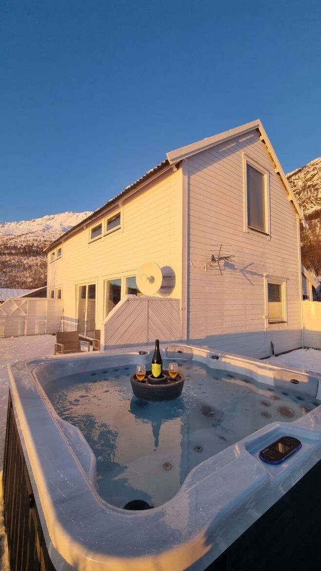Arctic Lakeview Lodge in Kvænangen - Burfjord, Norway