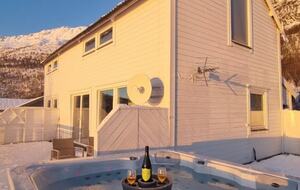 Arctic Lakeview Lodge in Kvænangen - Burfjord, Norway