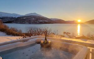 Arctic Lakeview Lodge in Kvænangen - Burfjord, Norway