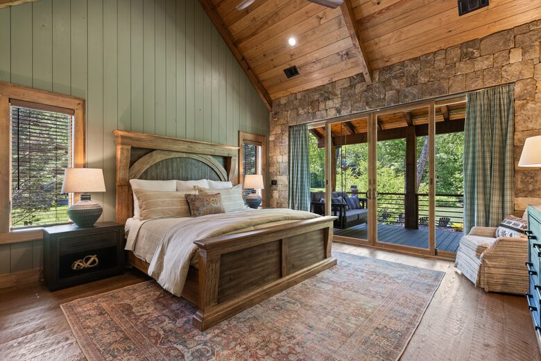 Toccoa Riverfront Lodge with Sauna and Hot Tub - Mineral Bluff, Georgia