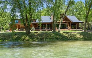 Toccoa Riverfront Lodge with Sauna and Hot Tub - Mineral Bluff, Georgia