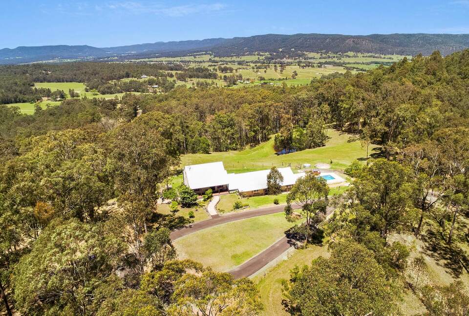 Hunter Valley Hilltop Retreat with Pool and Watagan Range Views - Mount View, Australia